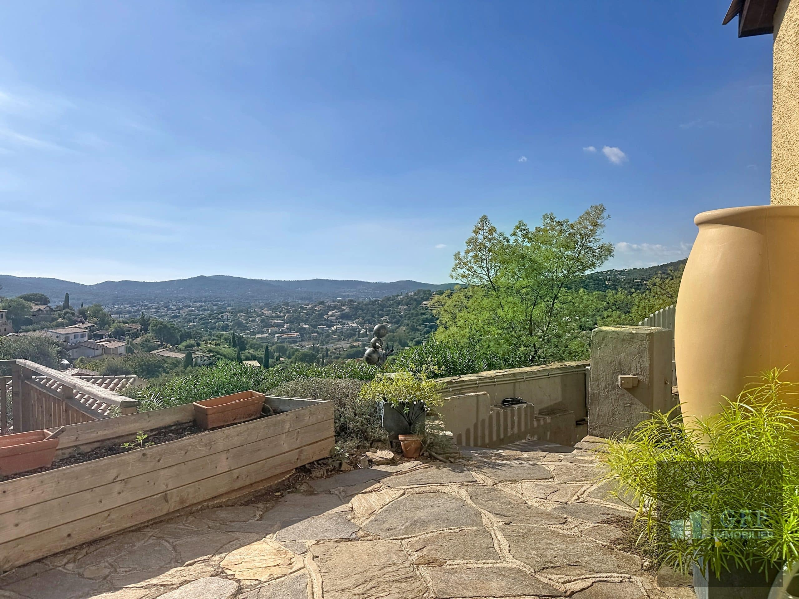 dans domaine avec piscines hll en excellent etat avec vue degagee sur collines 00001 scaled